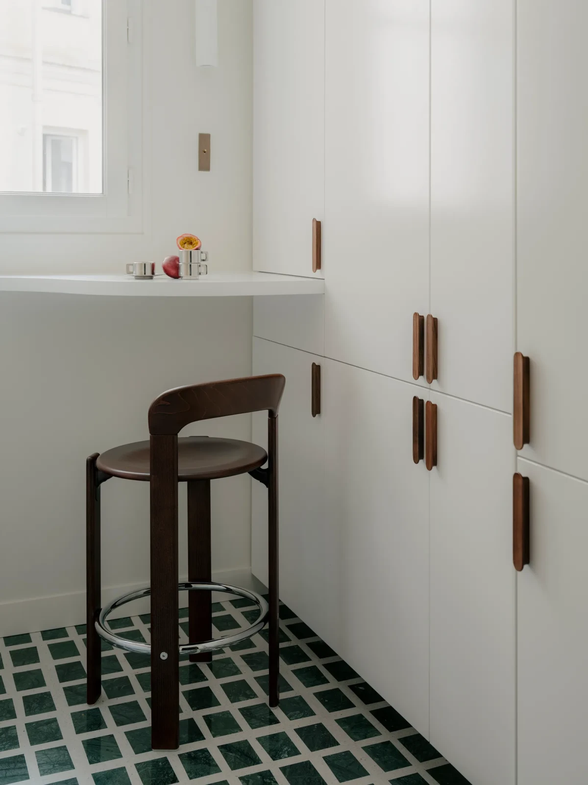 Kuchnia w apartamencie w Paryżu 
