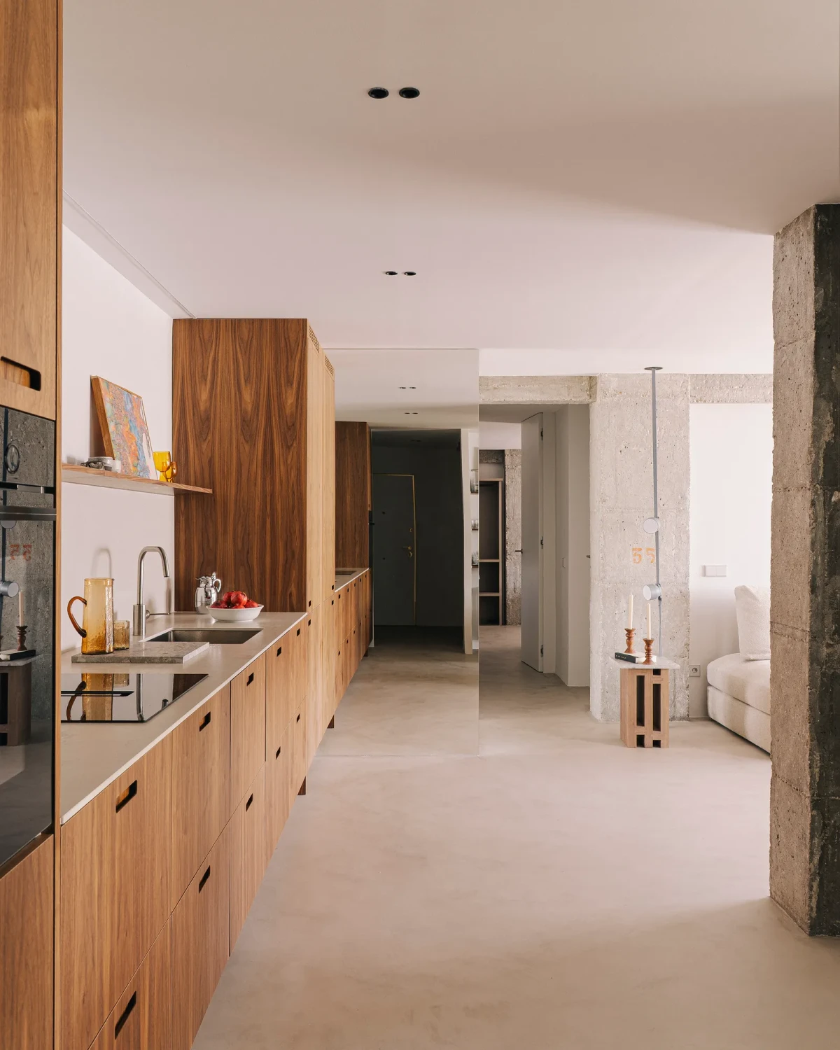 Mieszkanie w Madrycie z betonem i lustrami