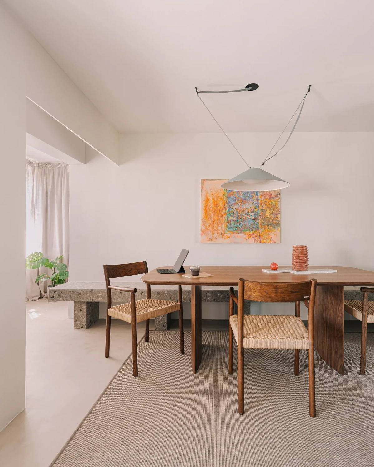 Mieszkanie w Madrycie z betonem i lustrami