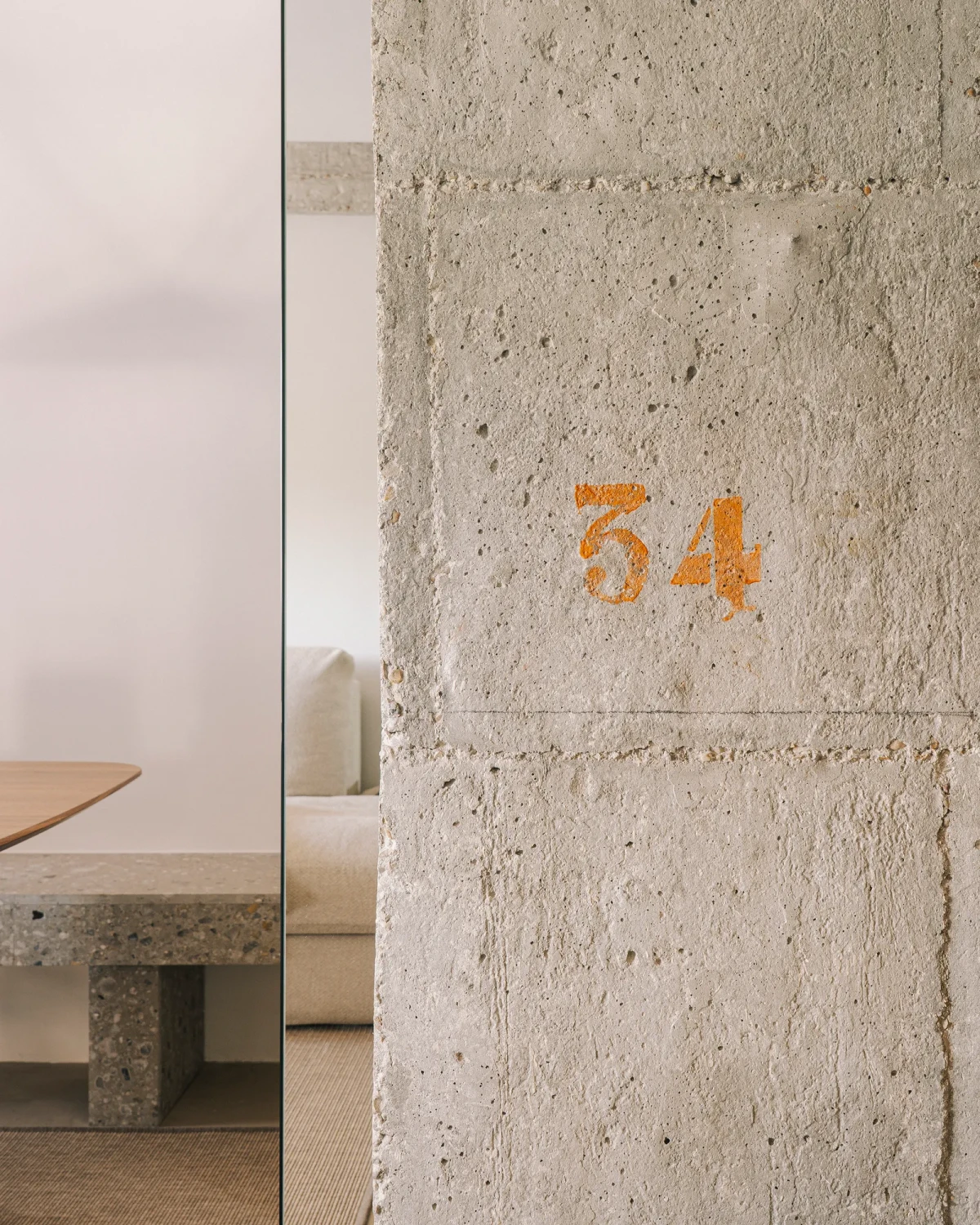 Mieszkanie w Madrycie z betonem i lustrami