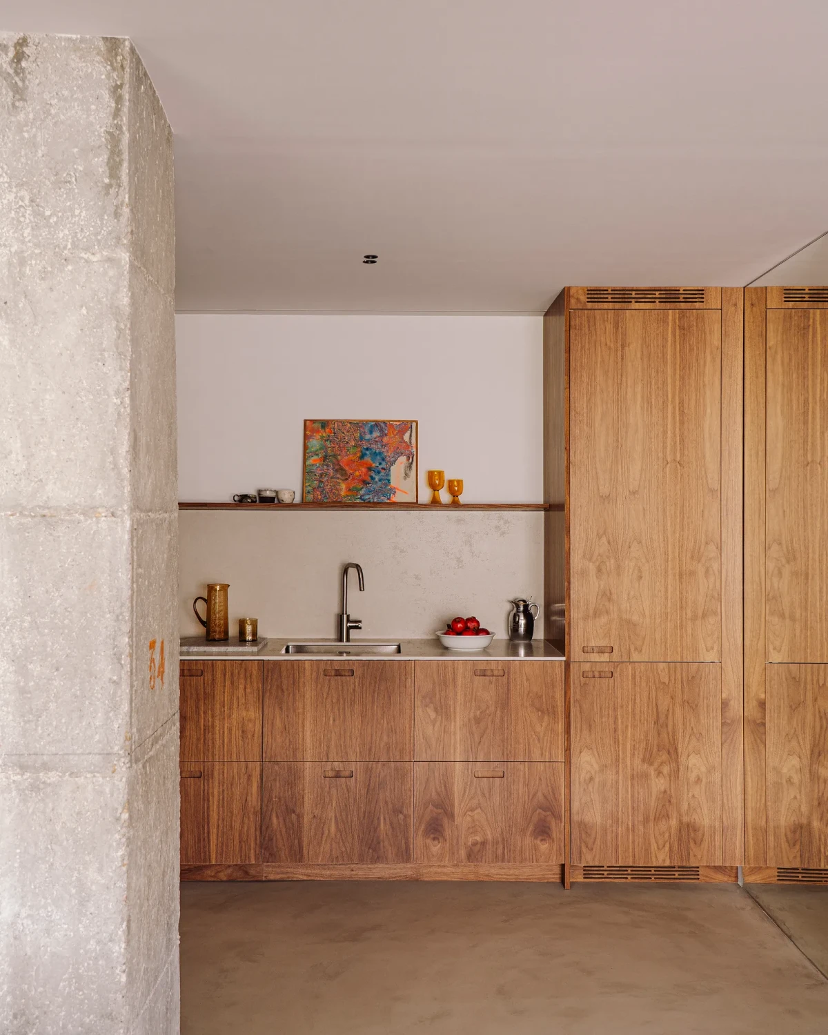 Mieszkanie w Madrycie z betonem i lustrami