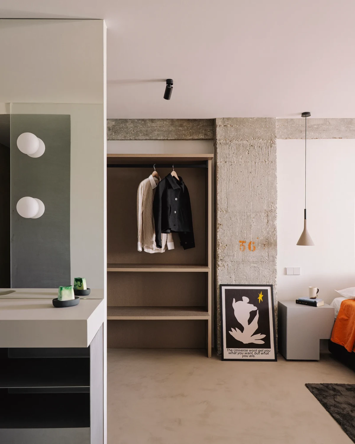 Mieszkanie w Madrycie z betonem i lustrami