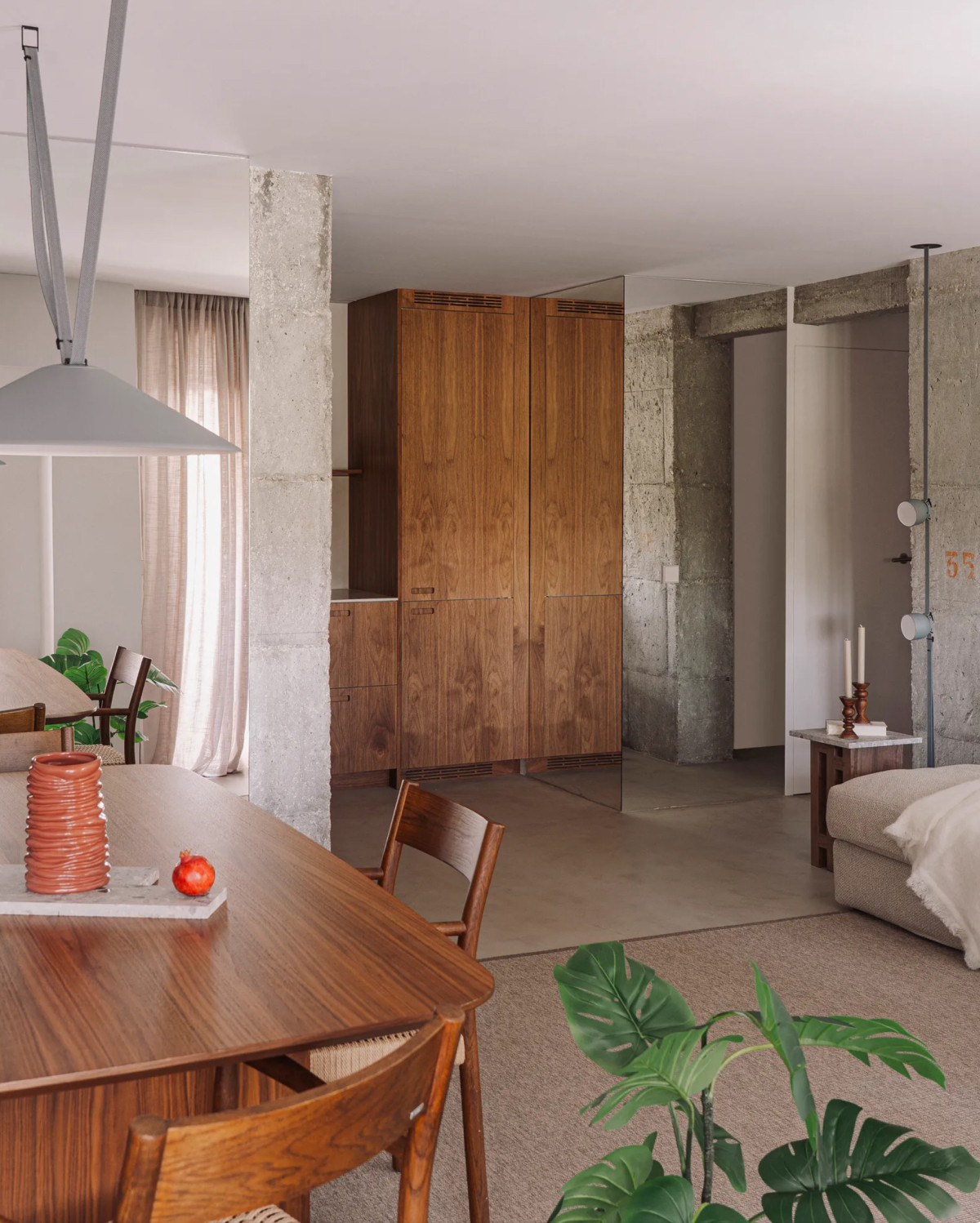 Mieszkanie w Madrycie z betonem i lustrami