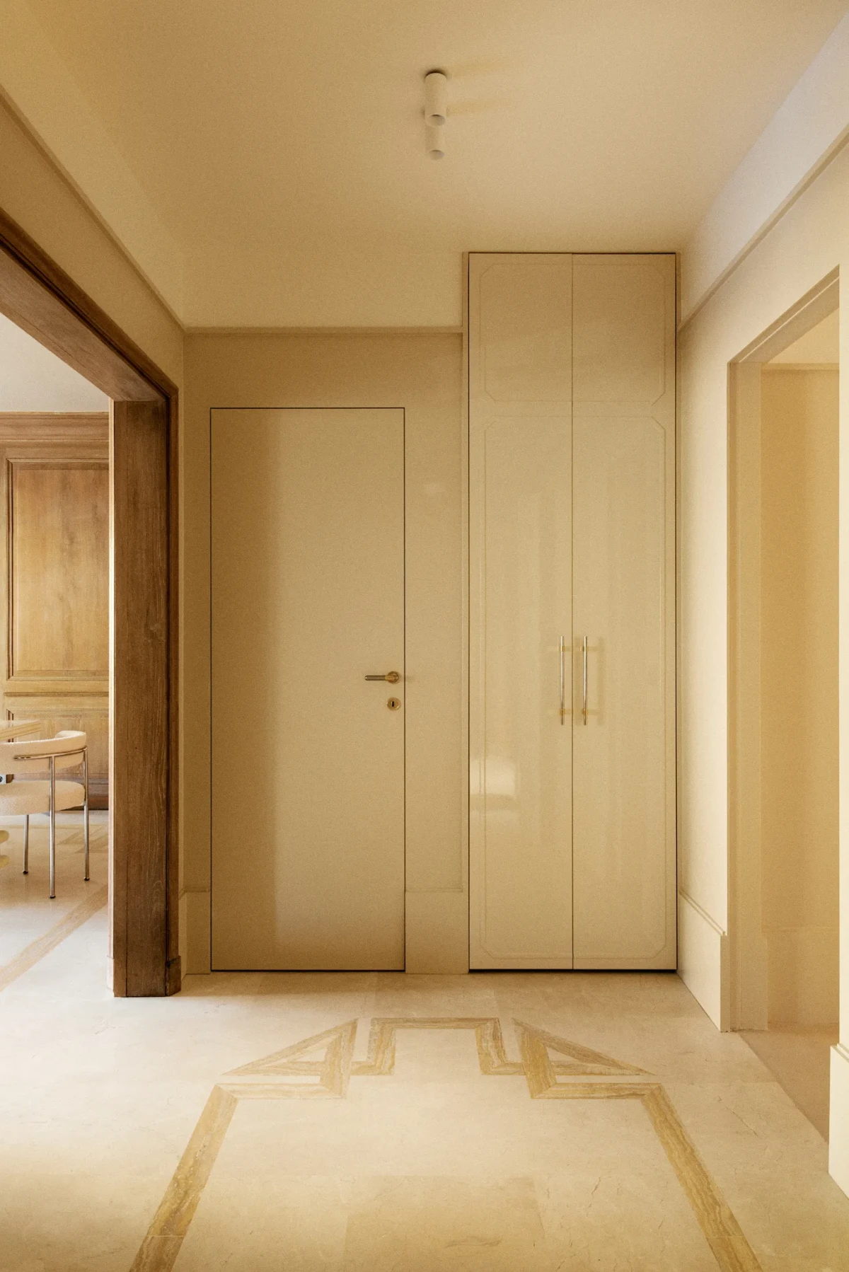 Paryskie mieszkanie z boazerią