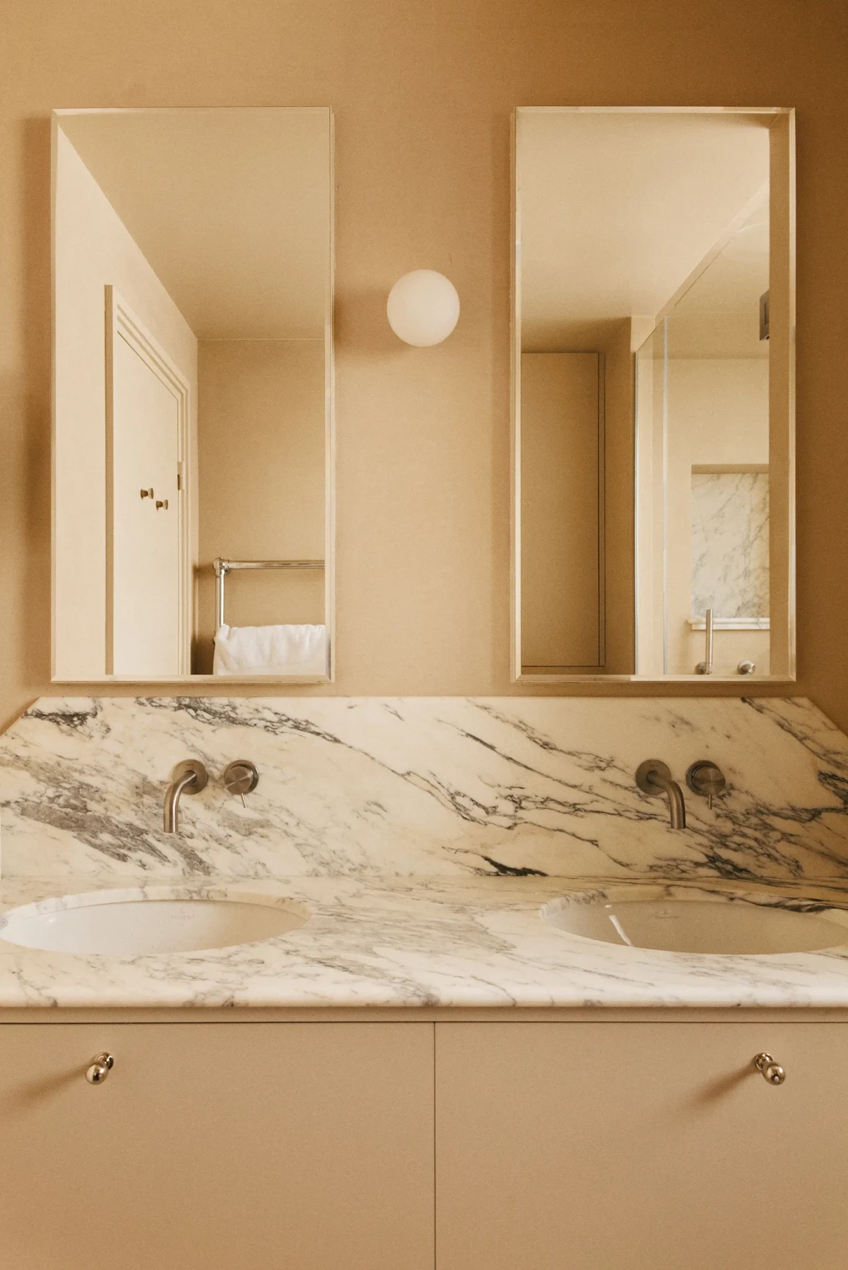 Paryskie mieszkanie z boazerią