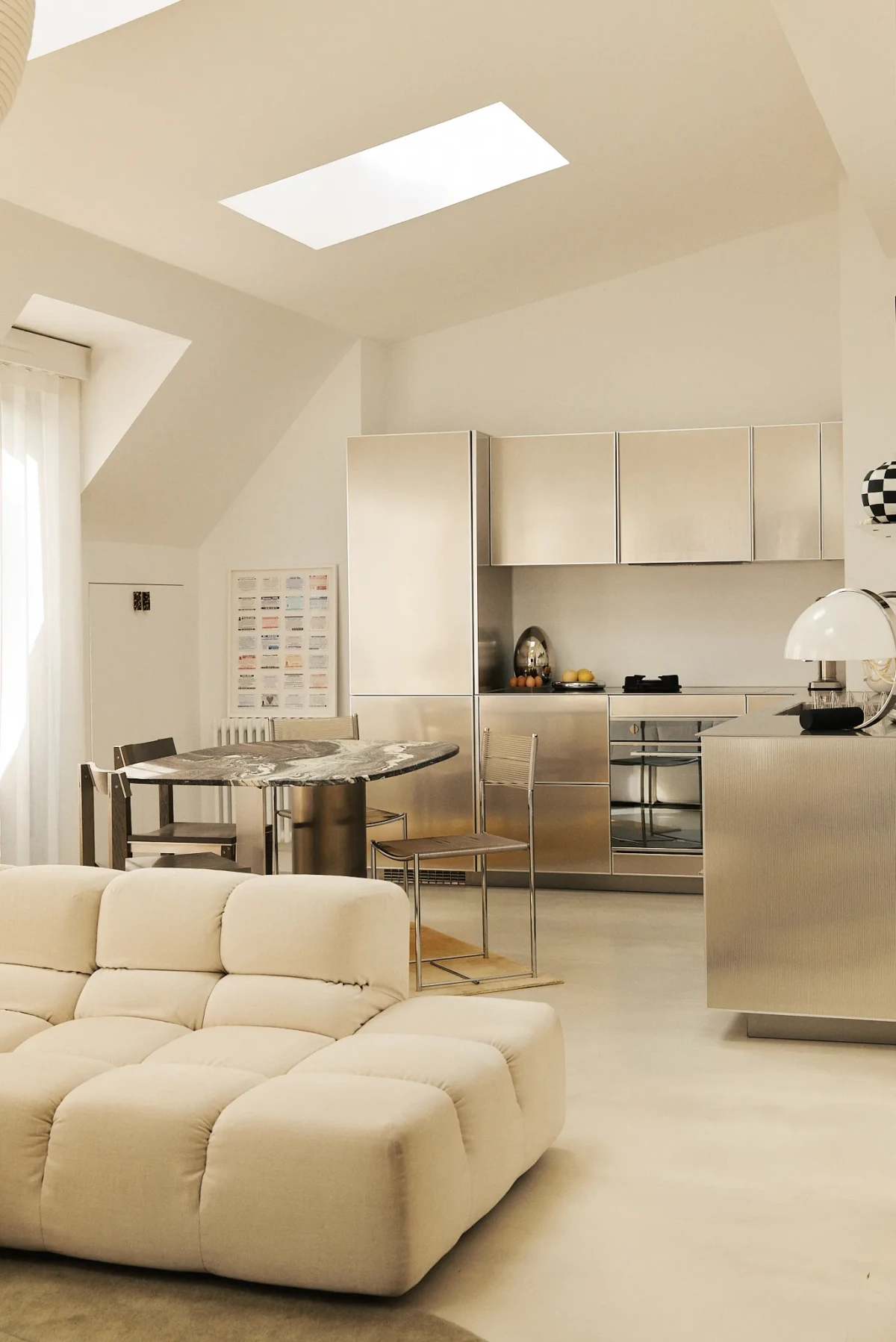 Apartament w Paryżu z kuchnią zw stali nierdzewnej 