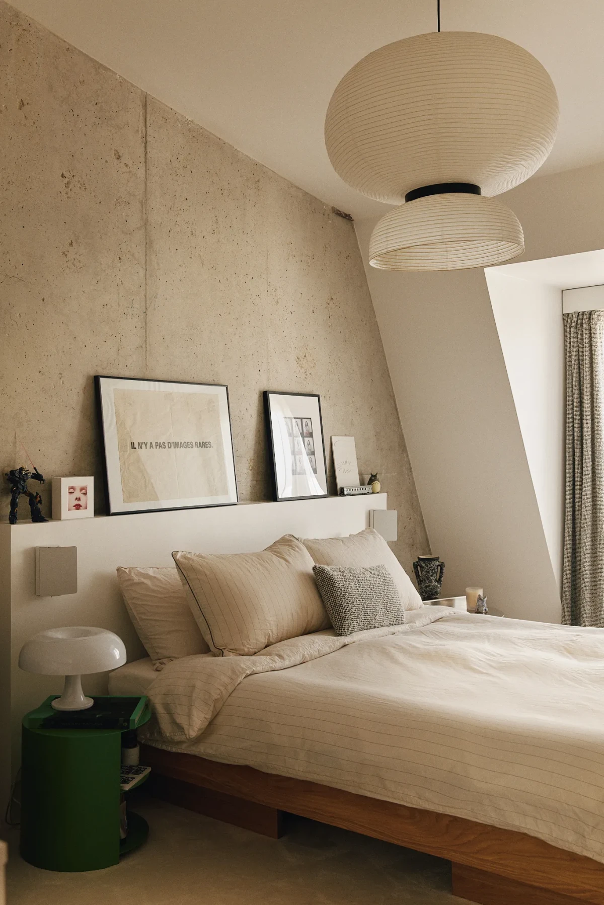 Sypialnia w minimalistycznym apartamencie w Paryżu