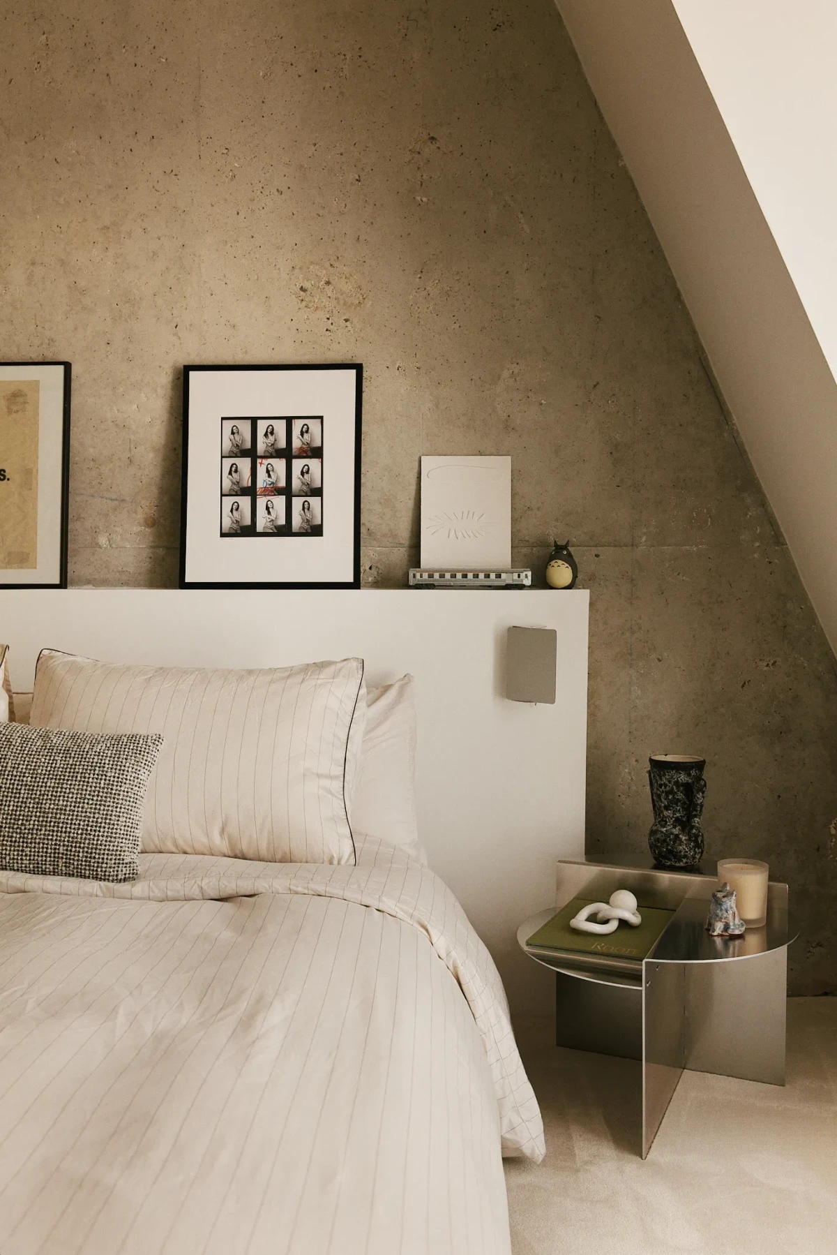 Sypialnia w minimalistycznym apartamencie w Paryżu