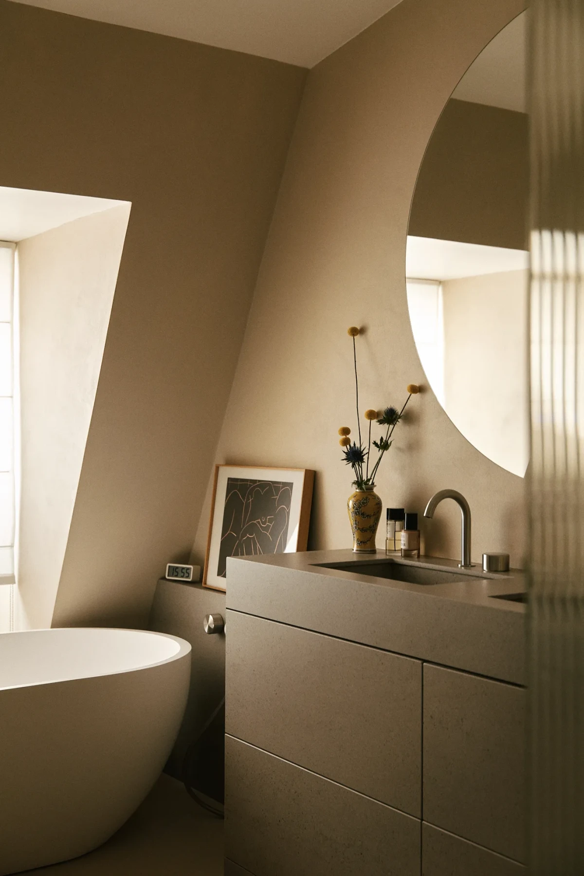 Łazienka w minimalistycznym apartamencie w Paryżu