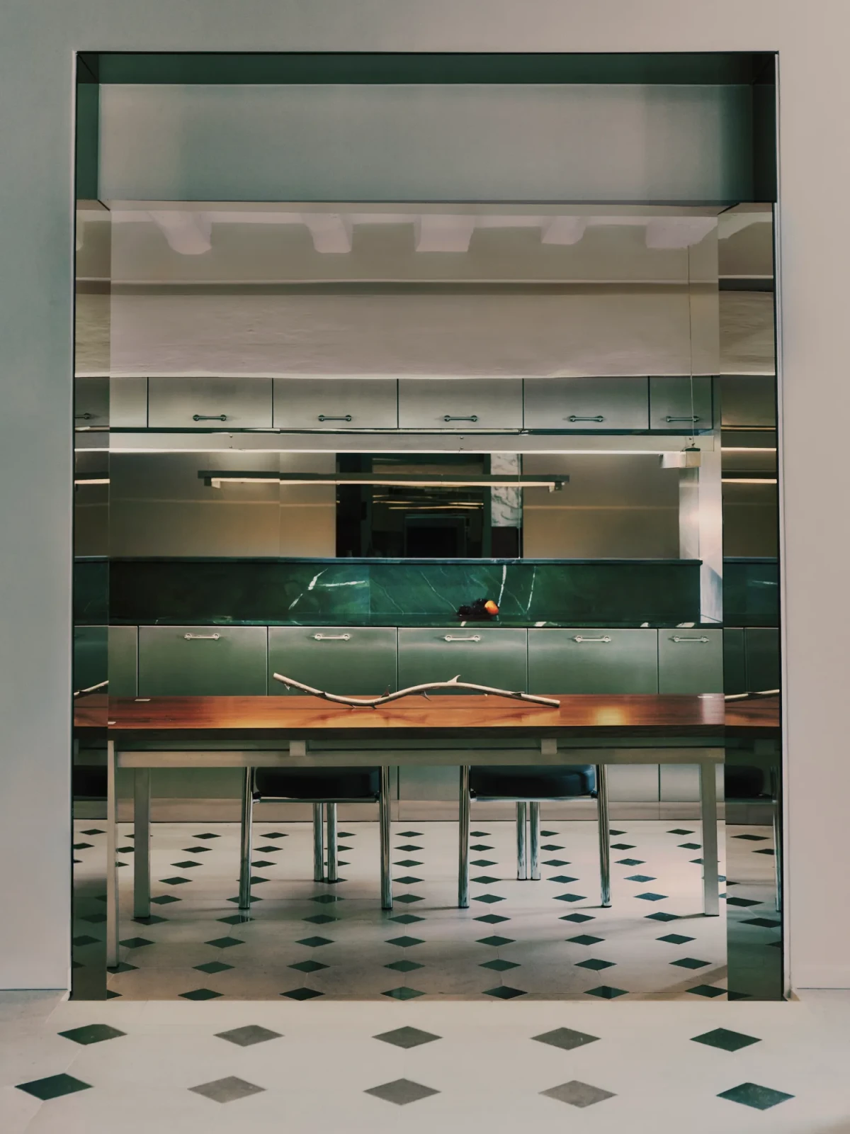 Mieszkanie w Paryżu z metalem w roli głównej