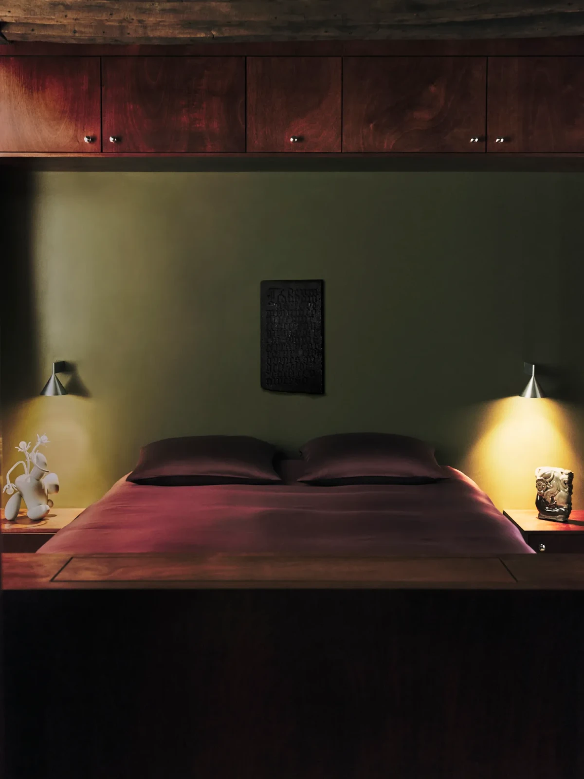 Mieszkanie w Paryżu z metalem w roli głównej sypialnia