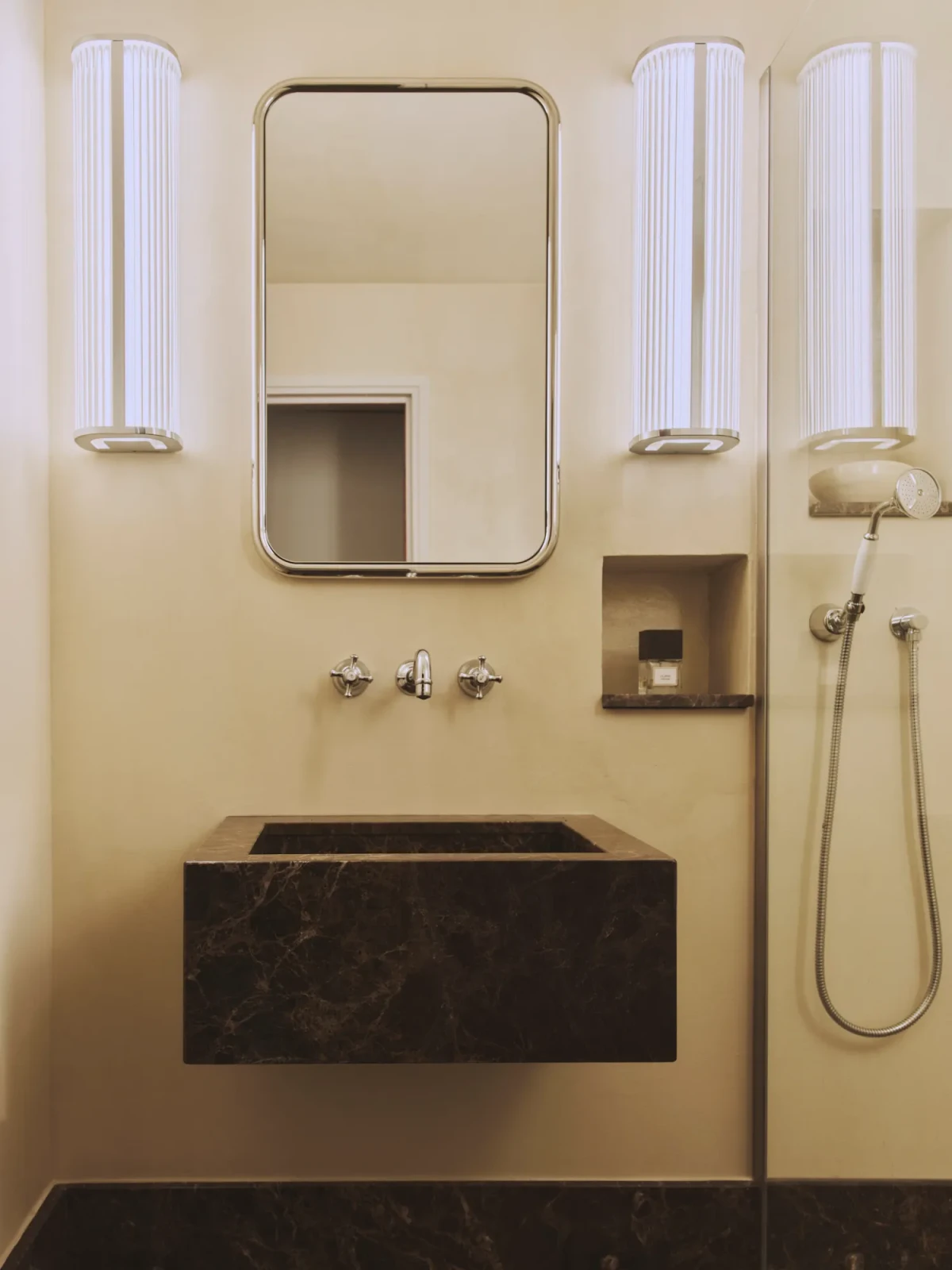 Mieszkanie w Paryżu z metalem w roli głównej