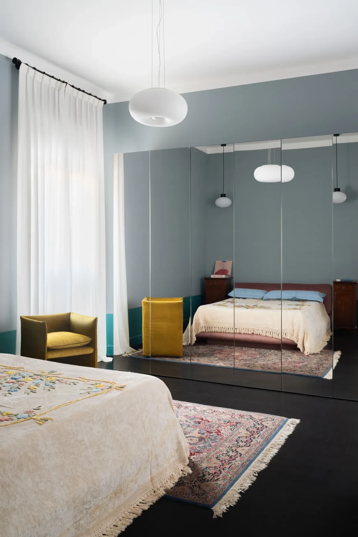 Eklektyczny apartament w Neapolu sypialnia