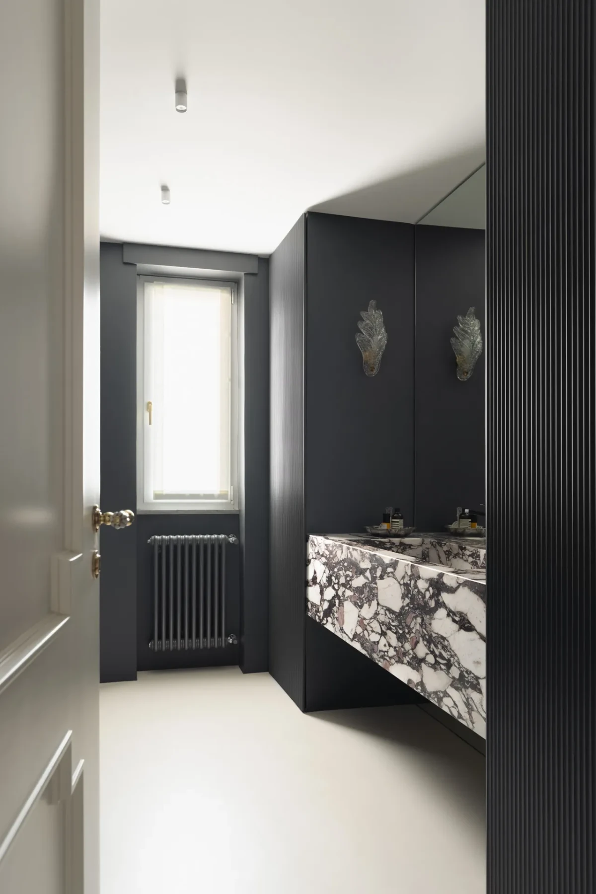 Eklektyczne mieszkanie w Neapoku łazienka 