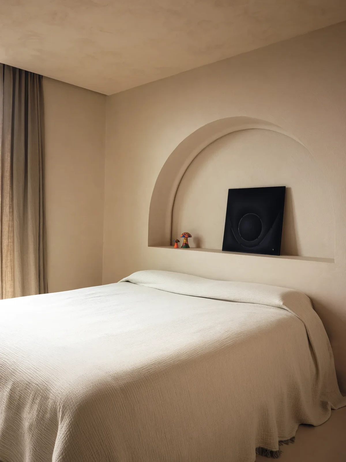 W sypialni dzieło w niszy Franco Mazzucchelliego. Zdjęcie: Giulio Ghirardi