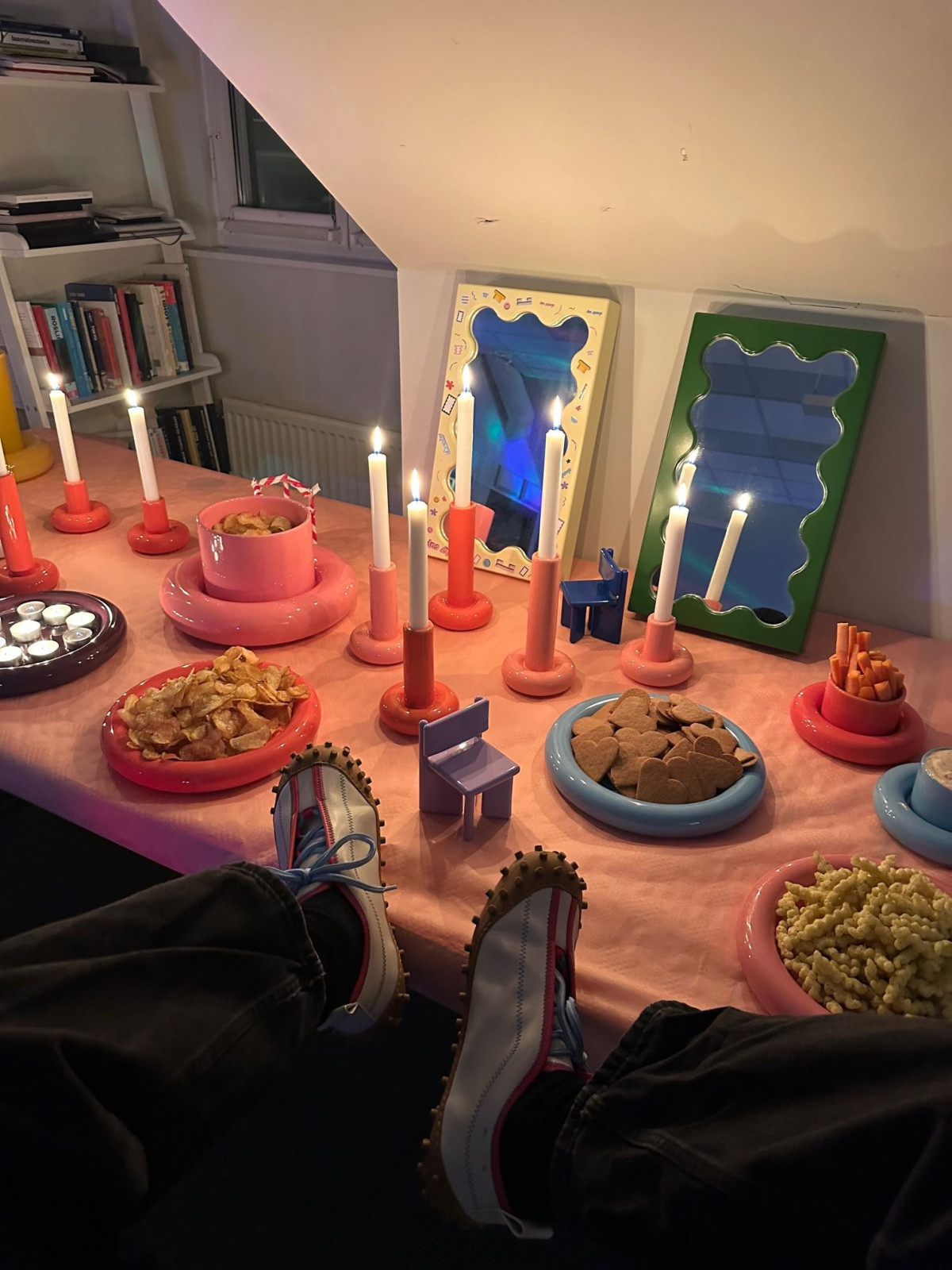 Kolorowe świeczniki projektu Gustafa Westmana. Zdjęcie: Gustaf Westman.