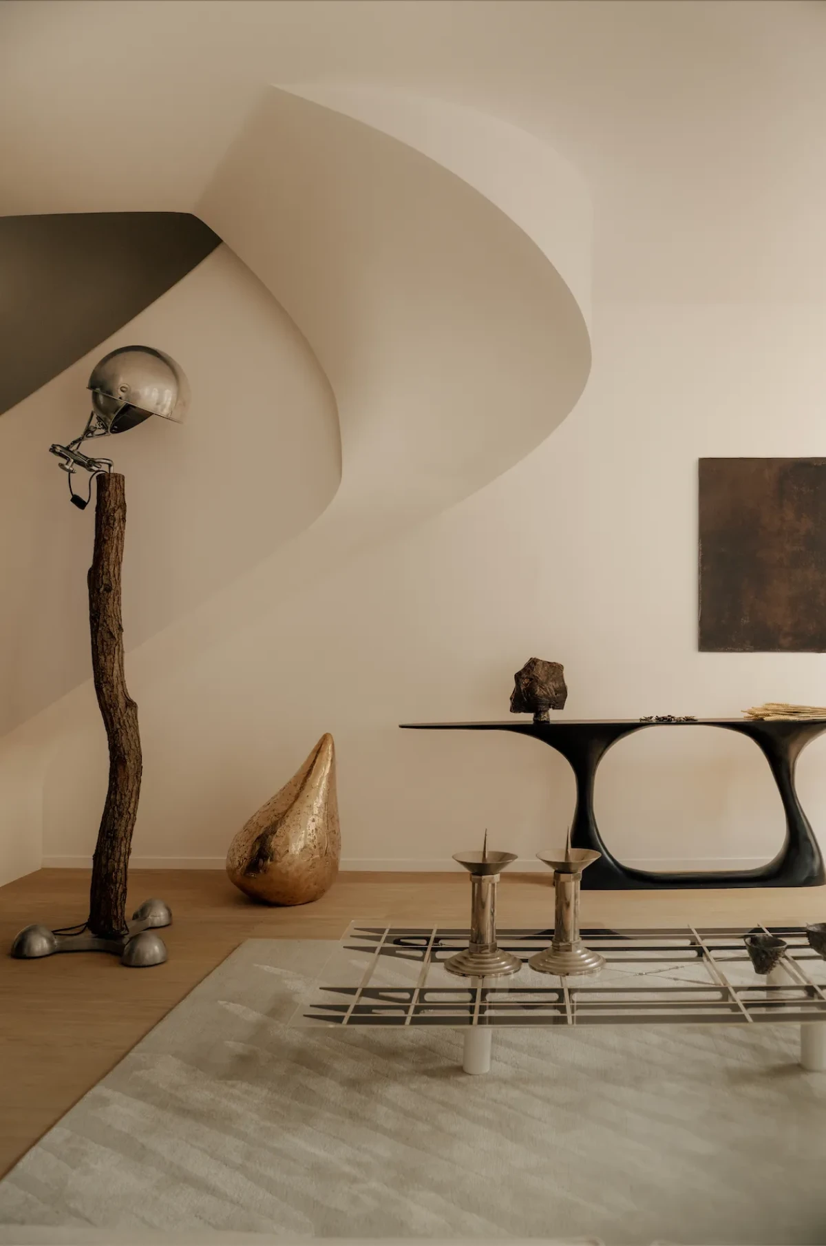 Minimalistyczny apartament pełen sztuki w Paryżu