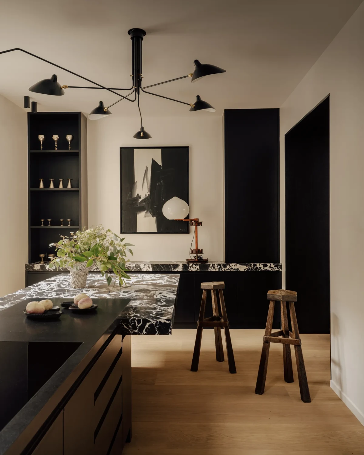 Minimalistyczny apartament pełen sztuki w Paryżu