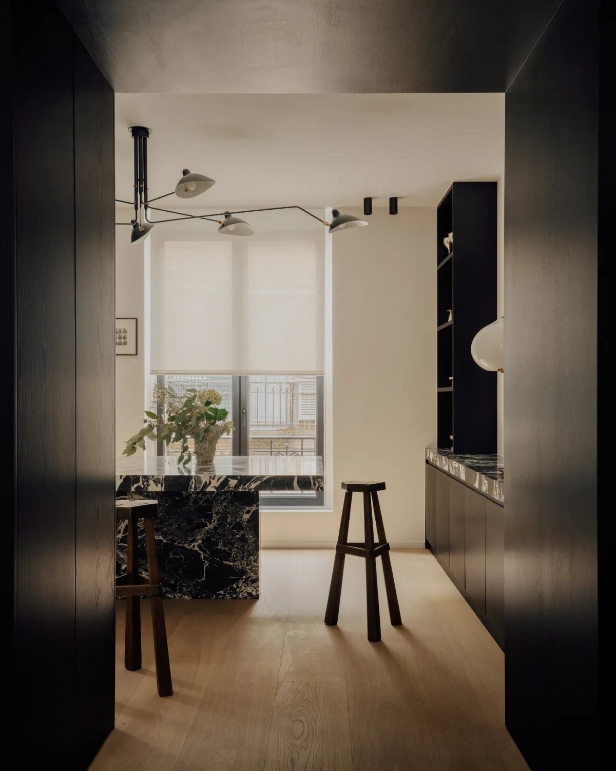 Minimalistyczny apartament pełen sztuki  w Paryżu kuchnia