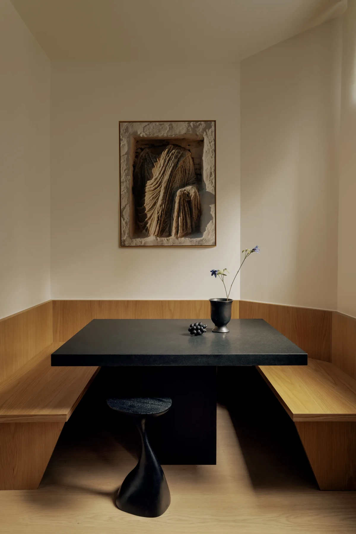 Minimalistyczny aparatment pełen sztuki w Paryżu