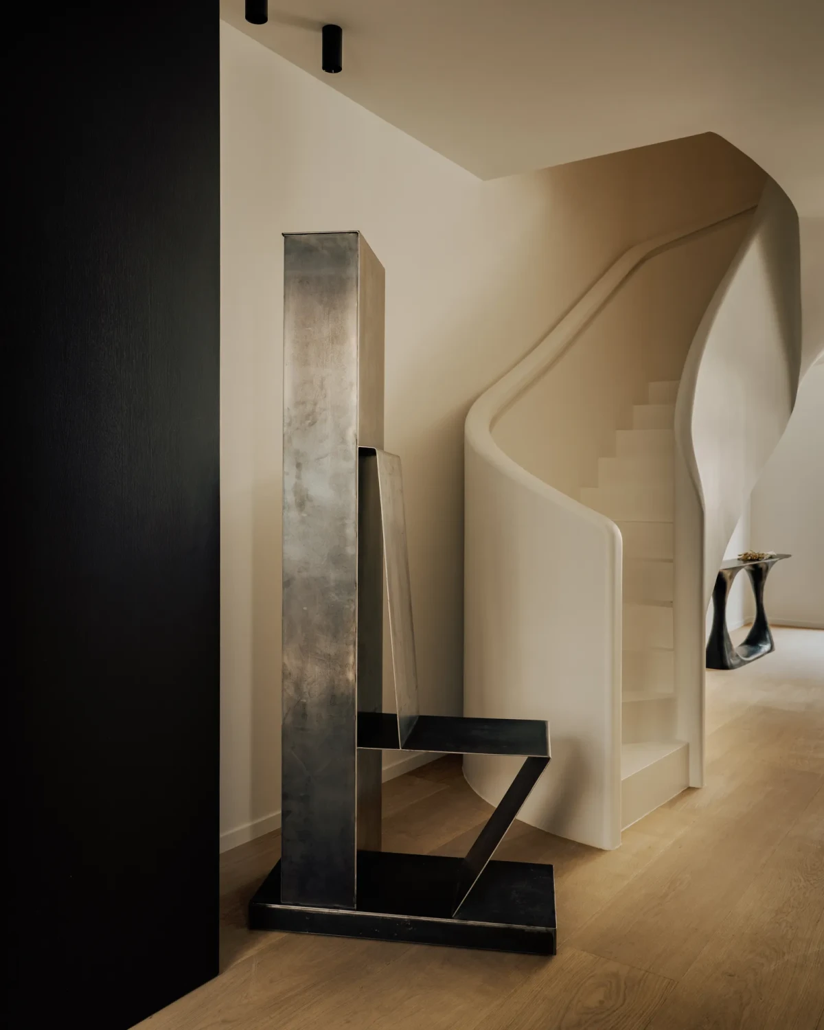 Mińimalistyczny aparatment peoen sztuki w Paryżu