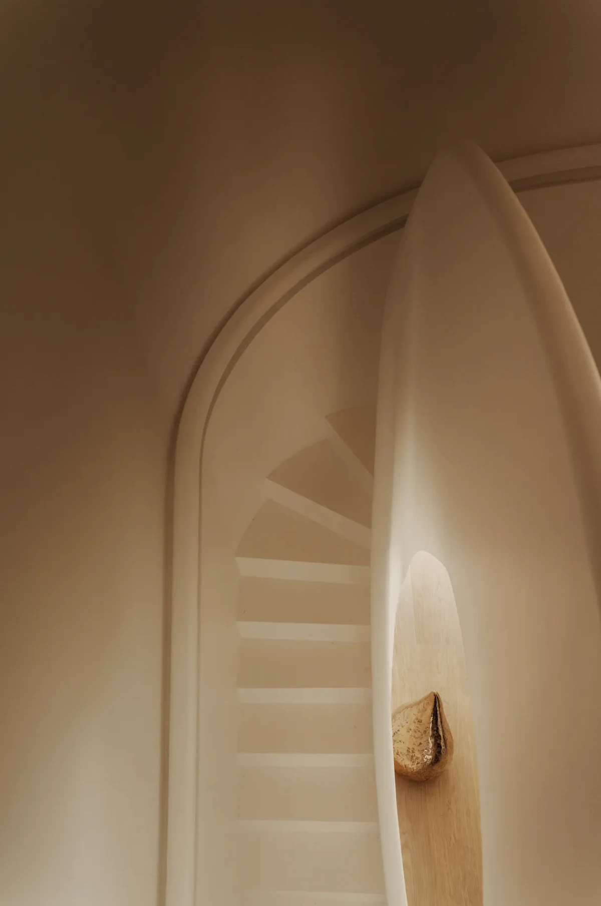 Minimalistyczny apartament peoen sztuki w Paryżu