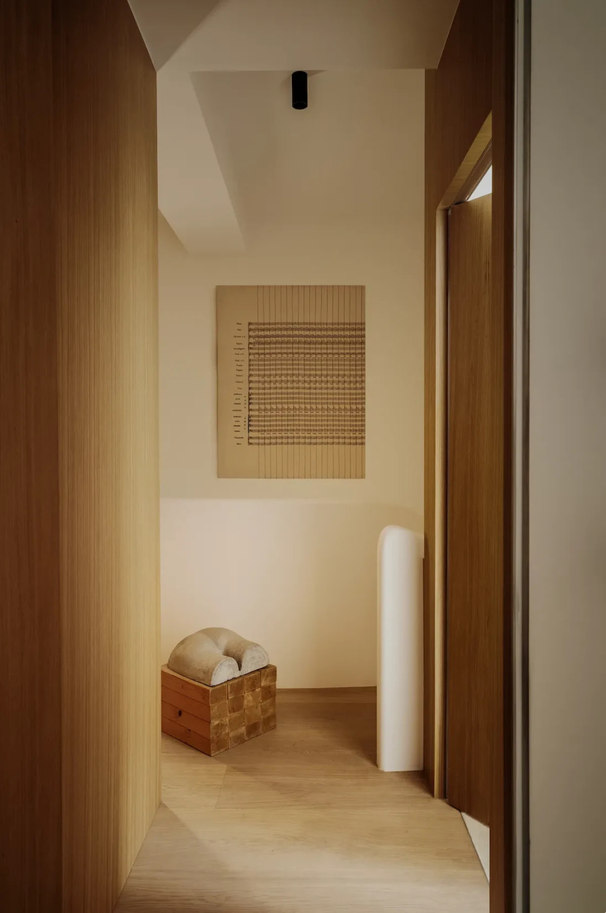 Minimalistyczny apartament pełen sztuki w Paryżu 