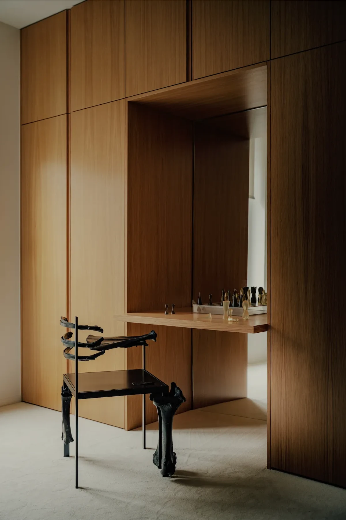 Minimalistyczny apartament pełen sztuki w Paryżu