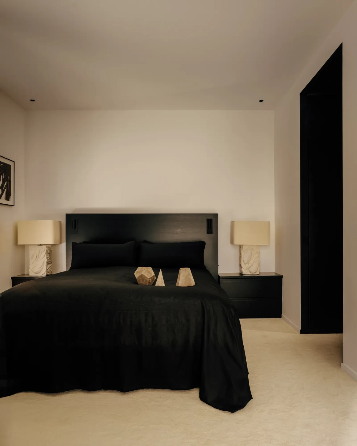 Minimalistyczny apartament pełen sztuki w Paryżu