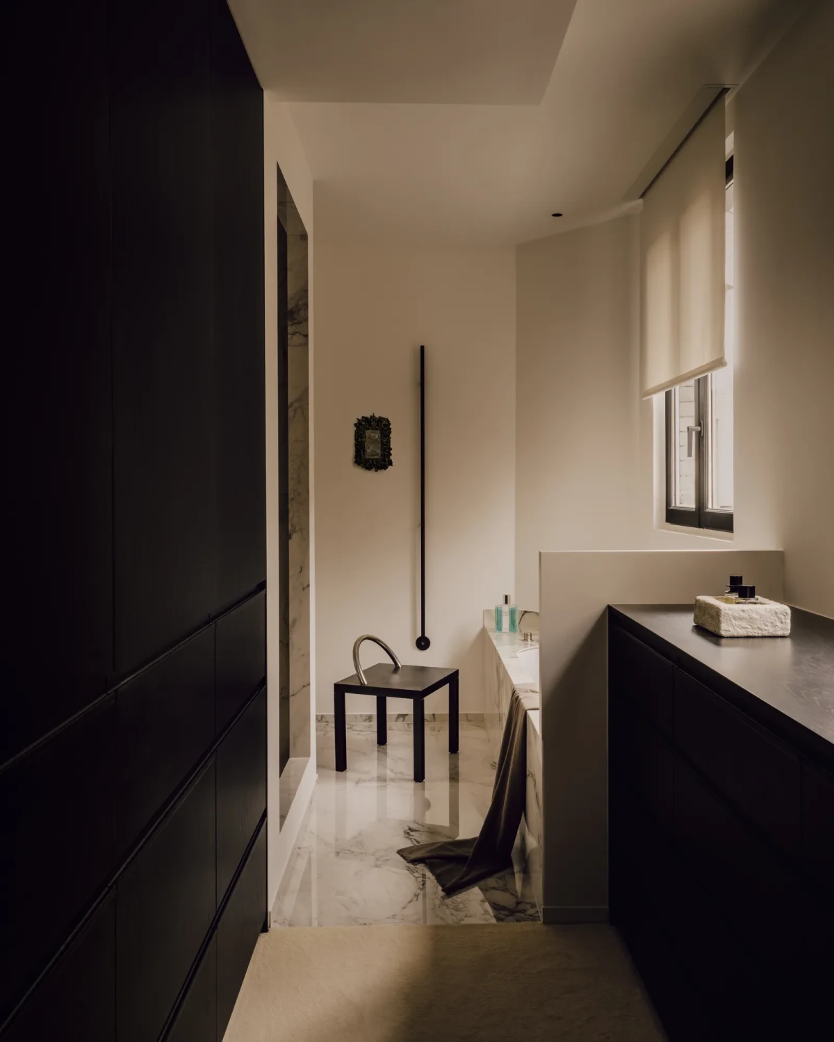 Minimalistyczny apartament pełen sztuki w Paryżu