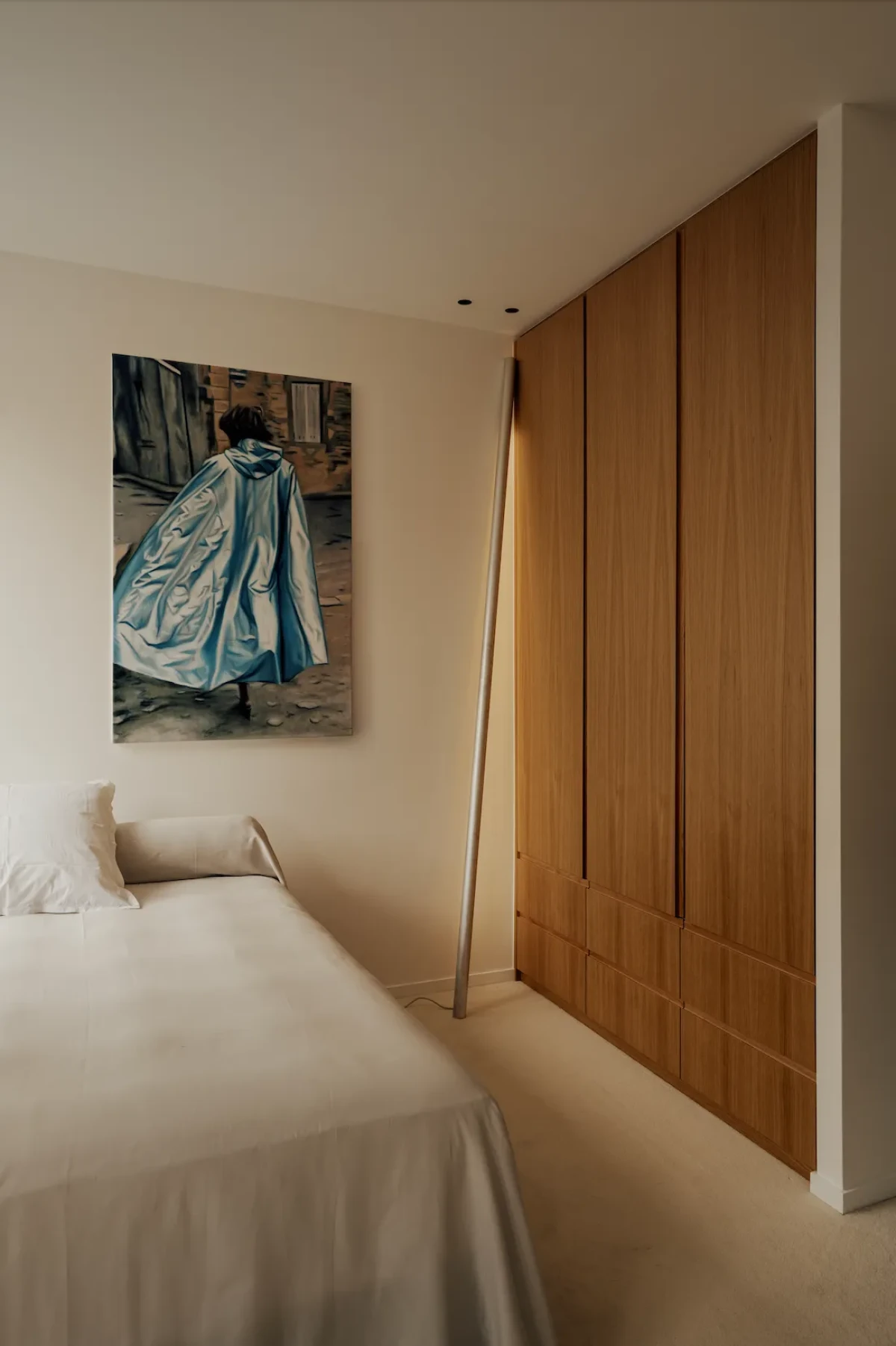 Minimalistyczny apartament pełen sztuki w Paryżu 