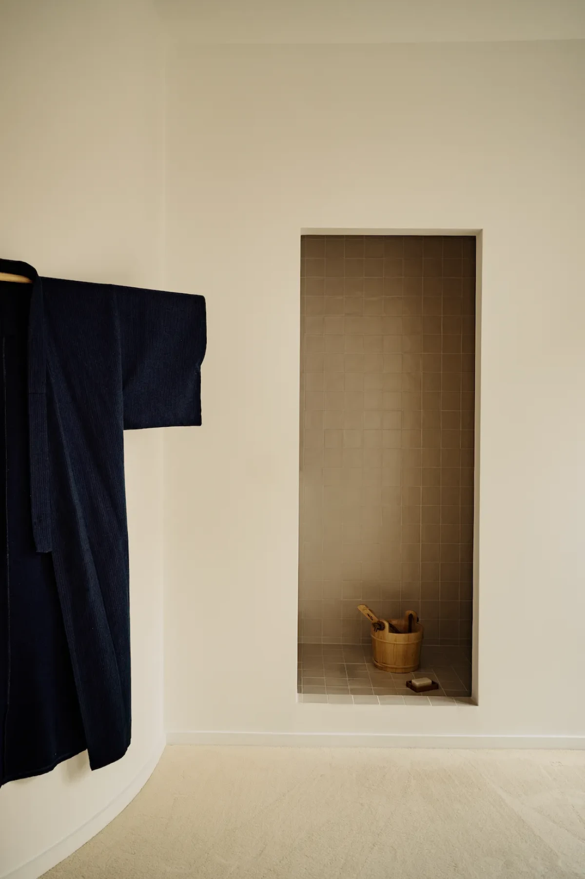 Minimalistyczny apartament pełen sztuki w Paryżu łazienka 