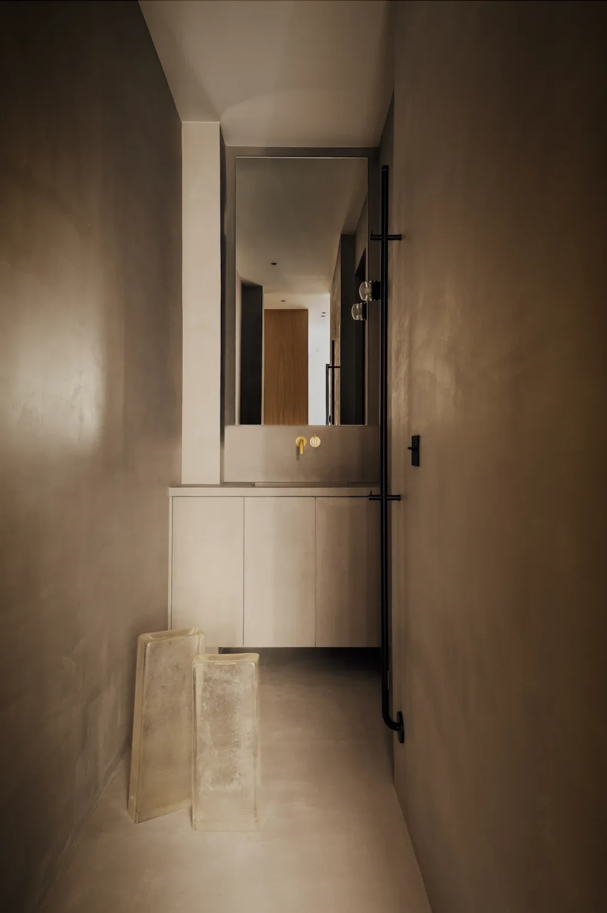 Minimalistyczny apartament pełen sztuki w Paryżu 