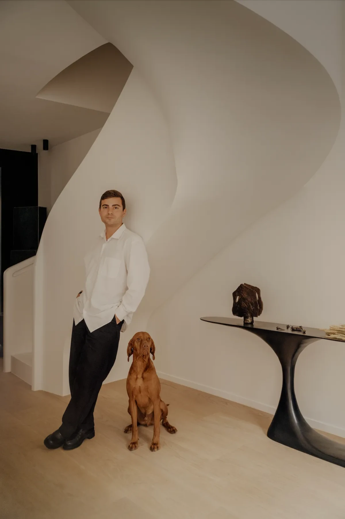 Architekt wnętrz Léo Schlumberger w towarzystwie Tac. Zdjęcia: Amaury Laparra / Scenografia i kuratorstwo: Studio Cøllected