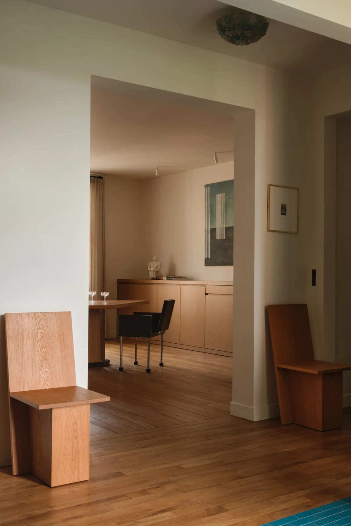 Apartament w Neuilly z turkusowymi akcentami 