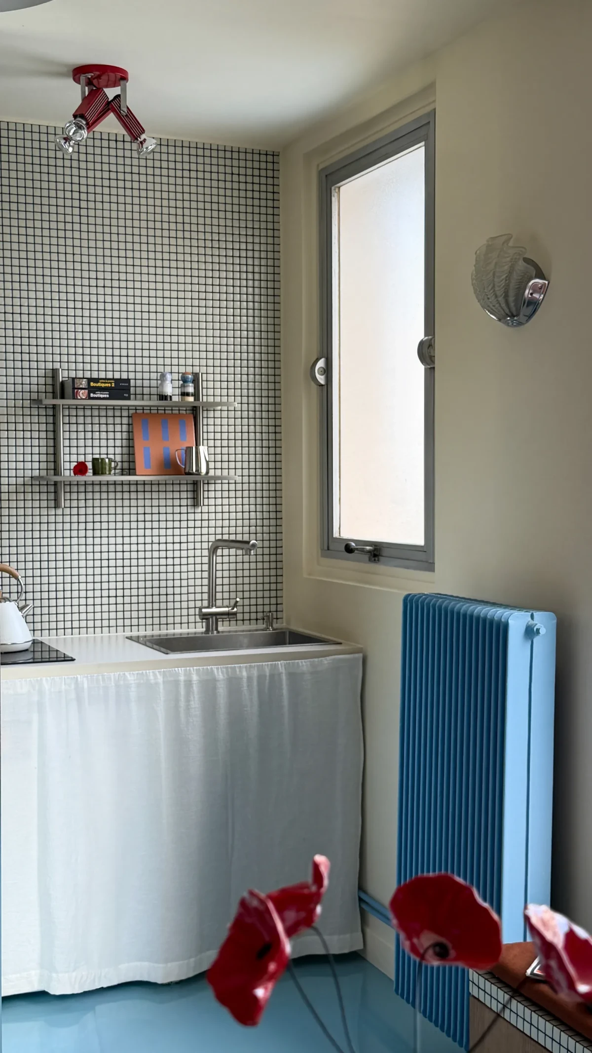 Kuchnia w małym mieszkaniu w Paryżu