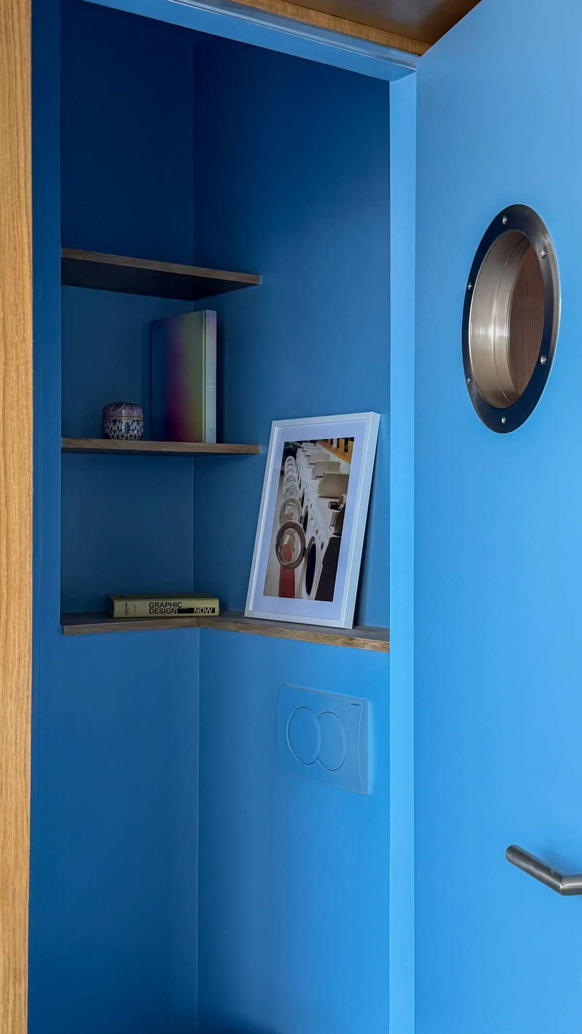 Niebieskie ściany w małym mieszkaniu w Paryżu 