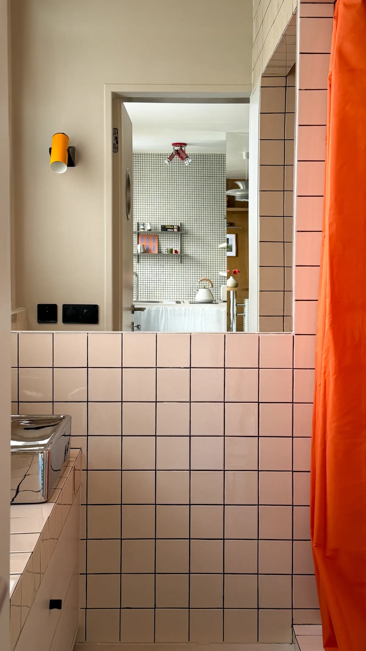 Łazienka w małym mieszkaniu w Paryżu 