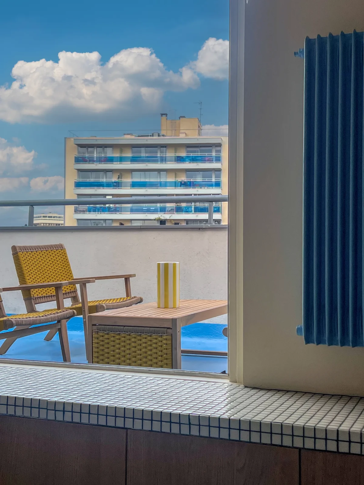 Z okien wychodzi widok na taras i panoramę Paryża. 