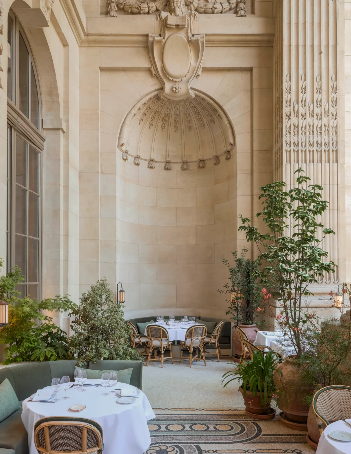Taras nowej restauracji w Grand Palais projektu Josepha Diranda 