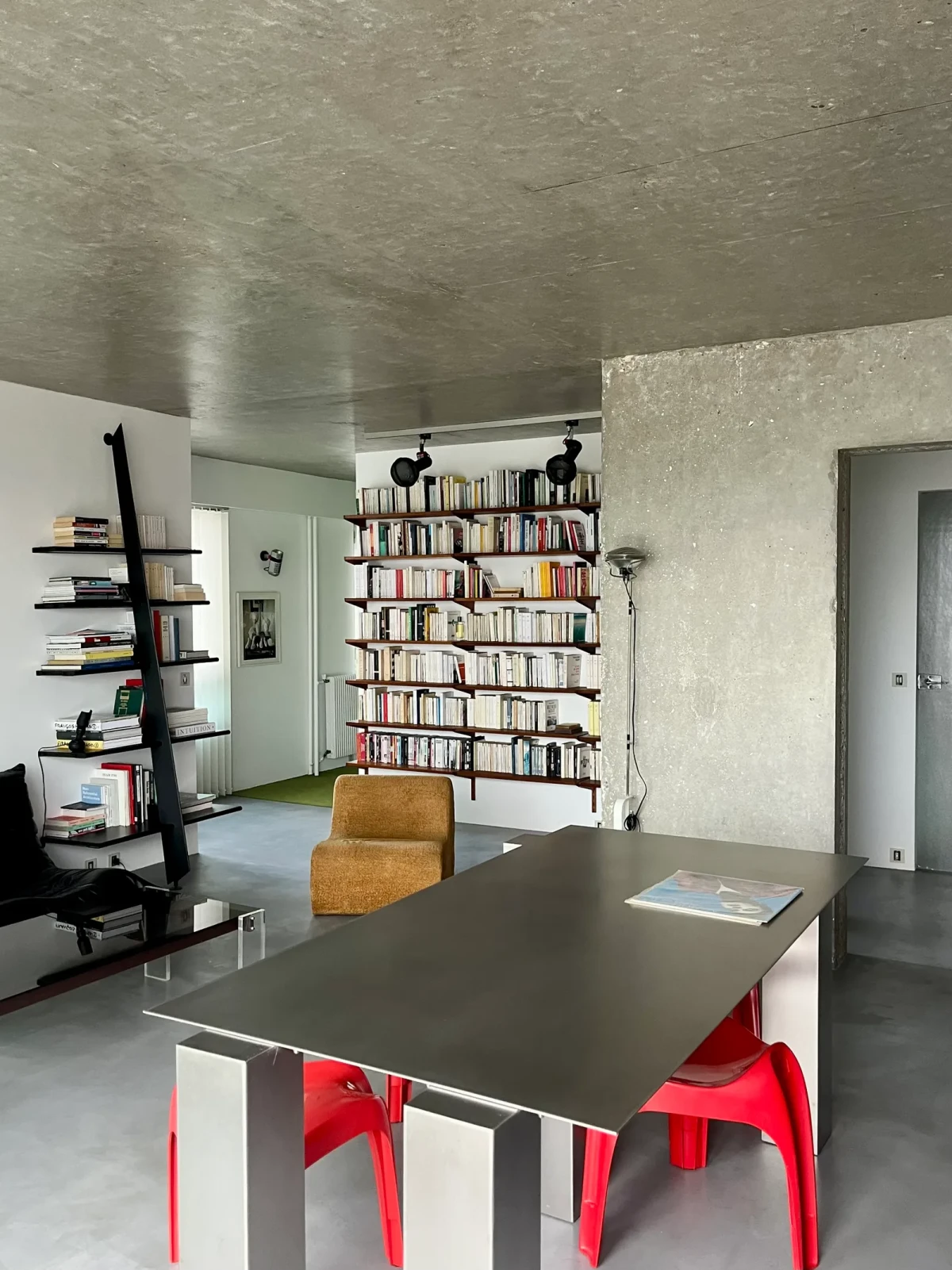 Mieszkanie w Paryżu z elementami betonu