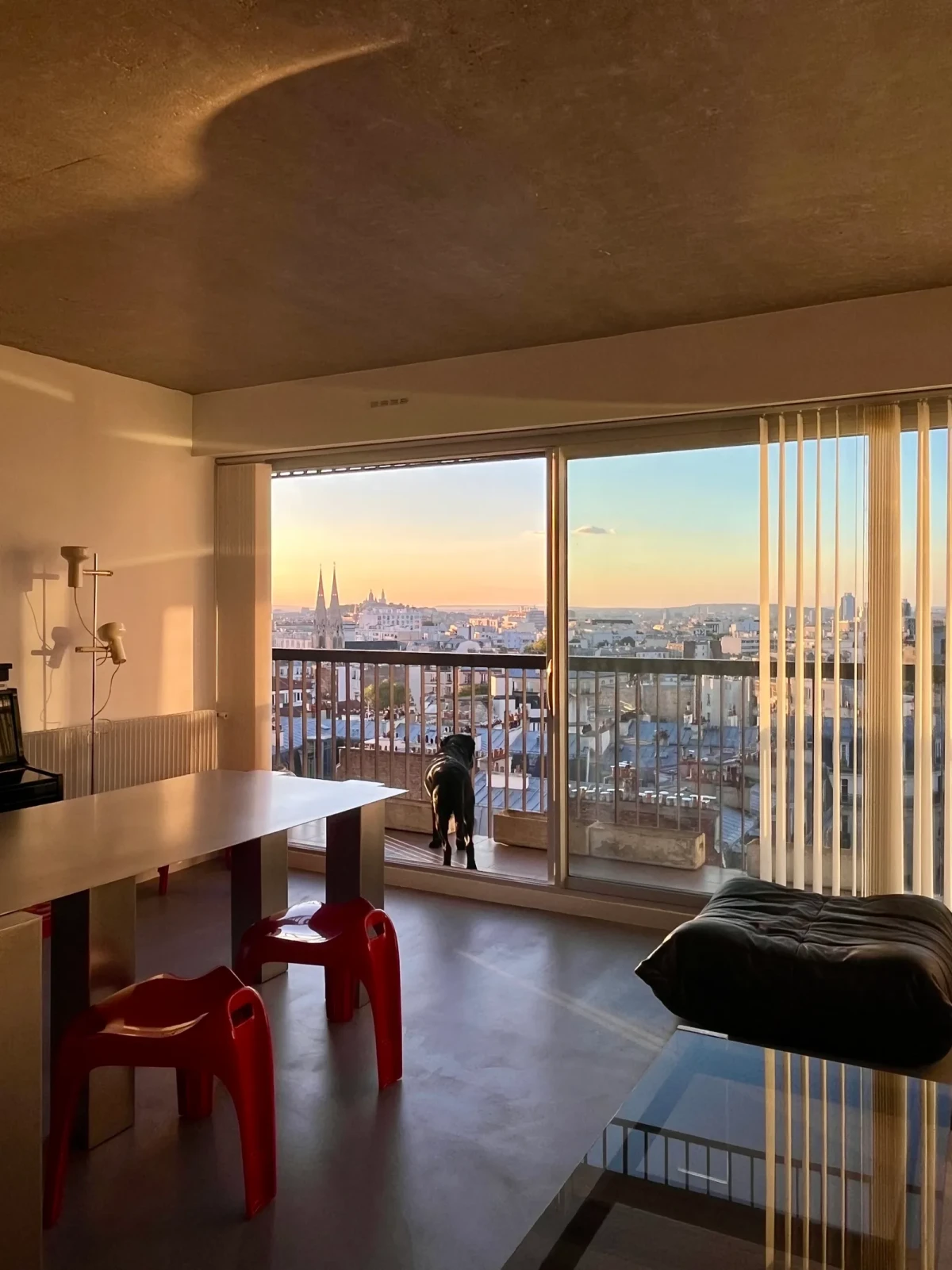 Mieszkanie w Paryżu z elementami betonu