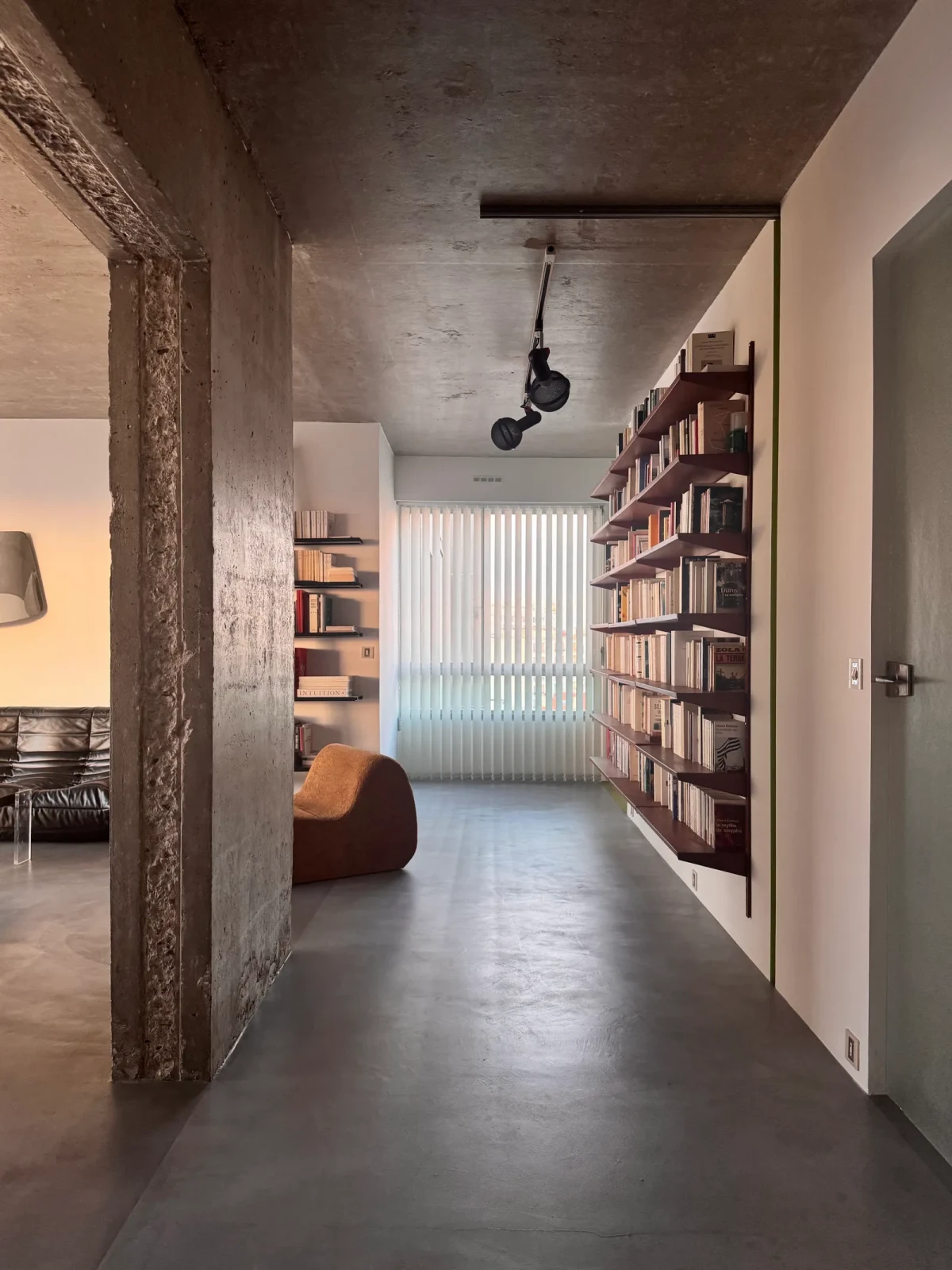 Mieszkanie w Paryżu z elementami betonu