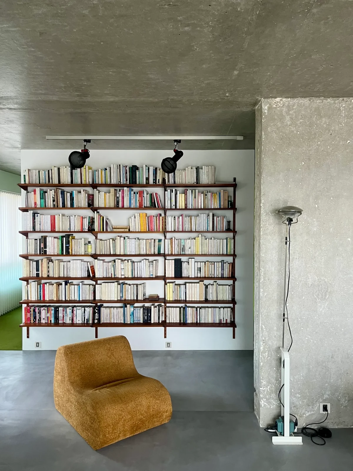 Mieszkanie w Paryżu z elementami betonu