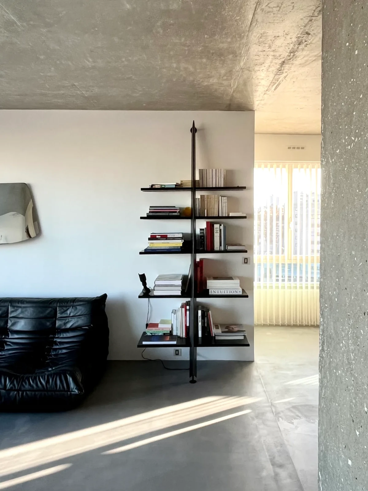 Mieszkanie w Paryżu z elementami betonu