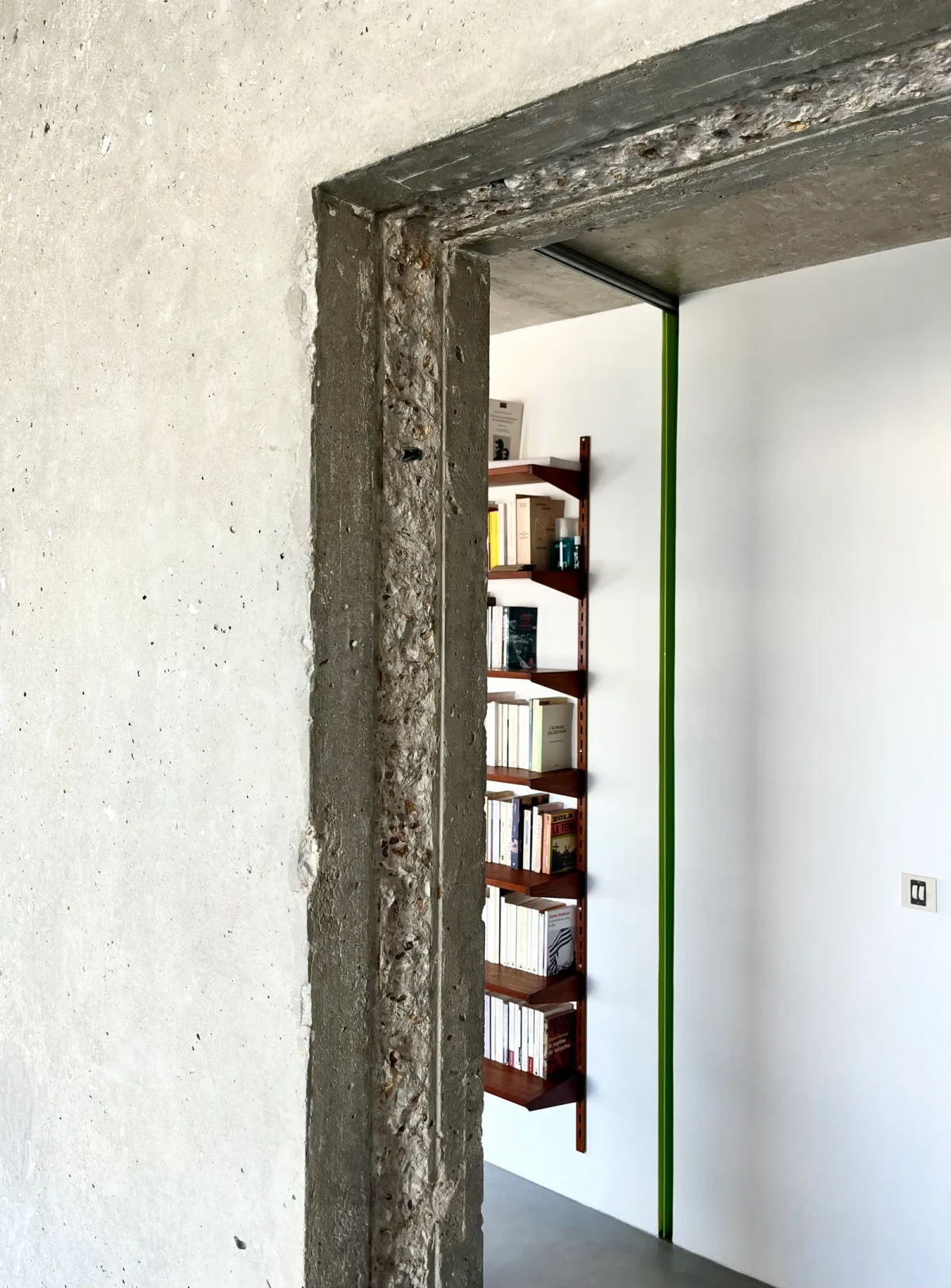 Mieszkanie w Paryżu z elementami betonu