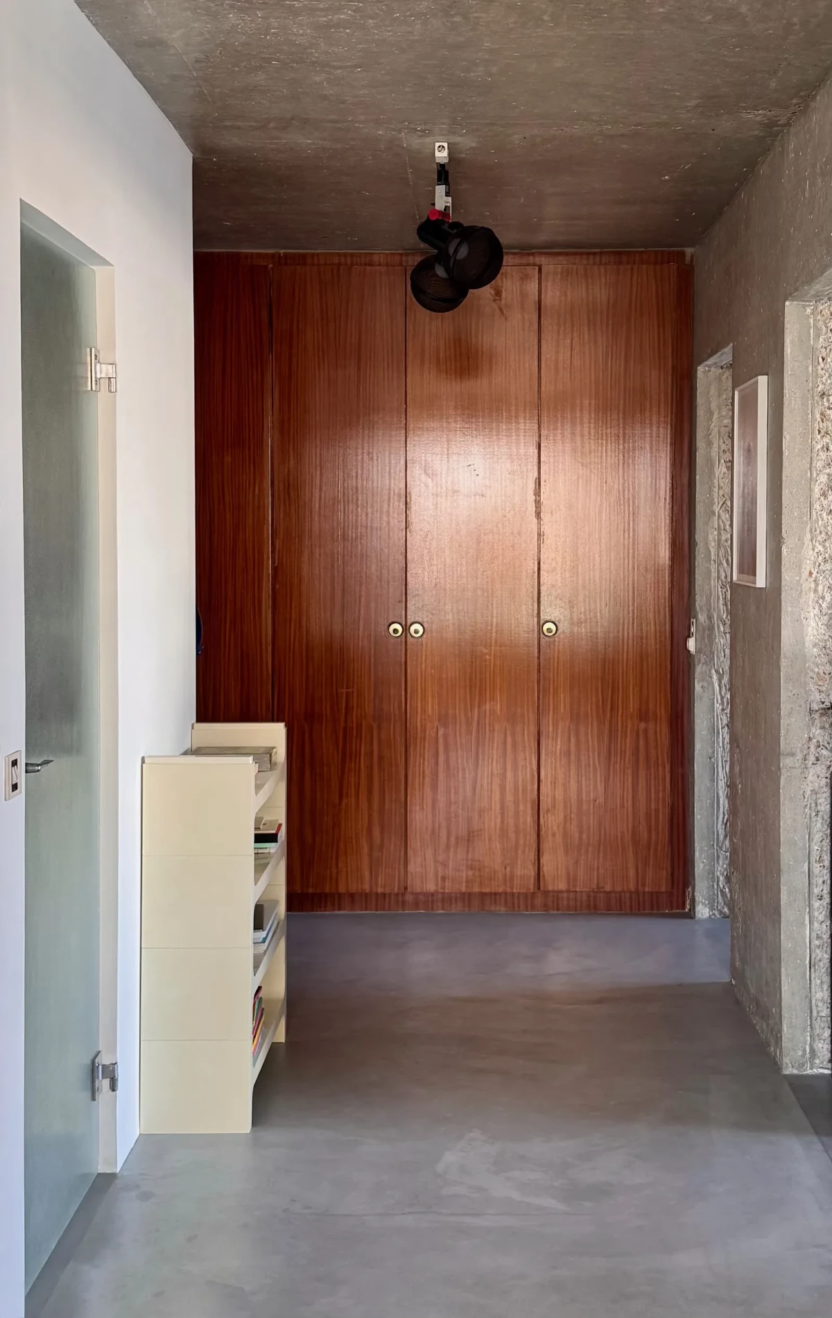 Mieszkanie w Paryżu z elementami betonu