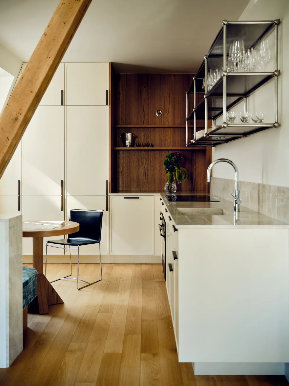 Aparatament na poddaszu w Paryżu kuchnia 