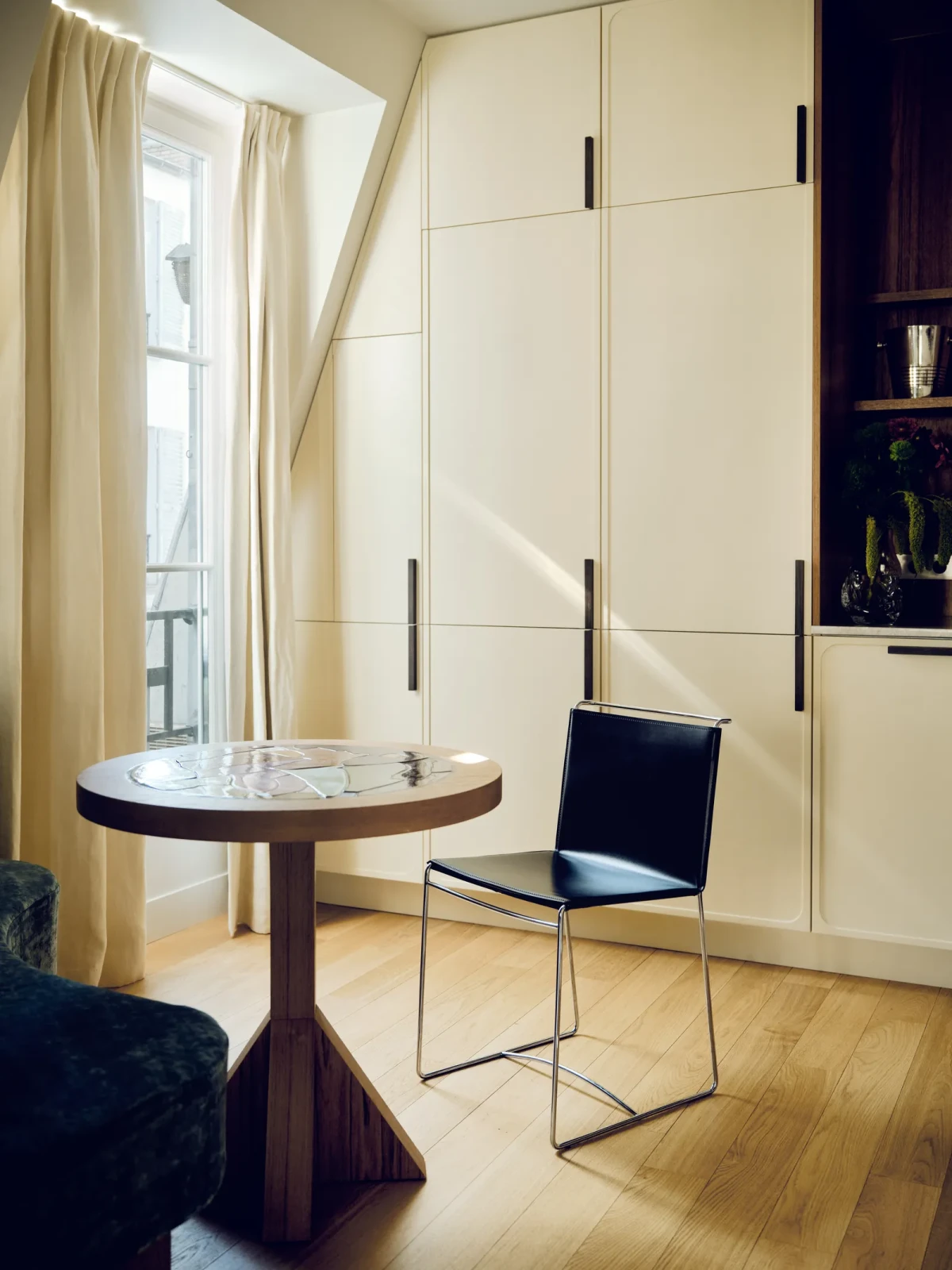 Apartament w Paryżu na poddaszu jadalnia