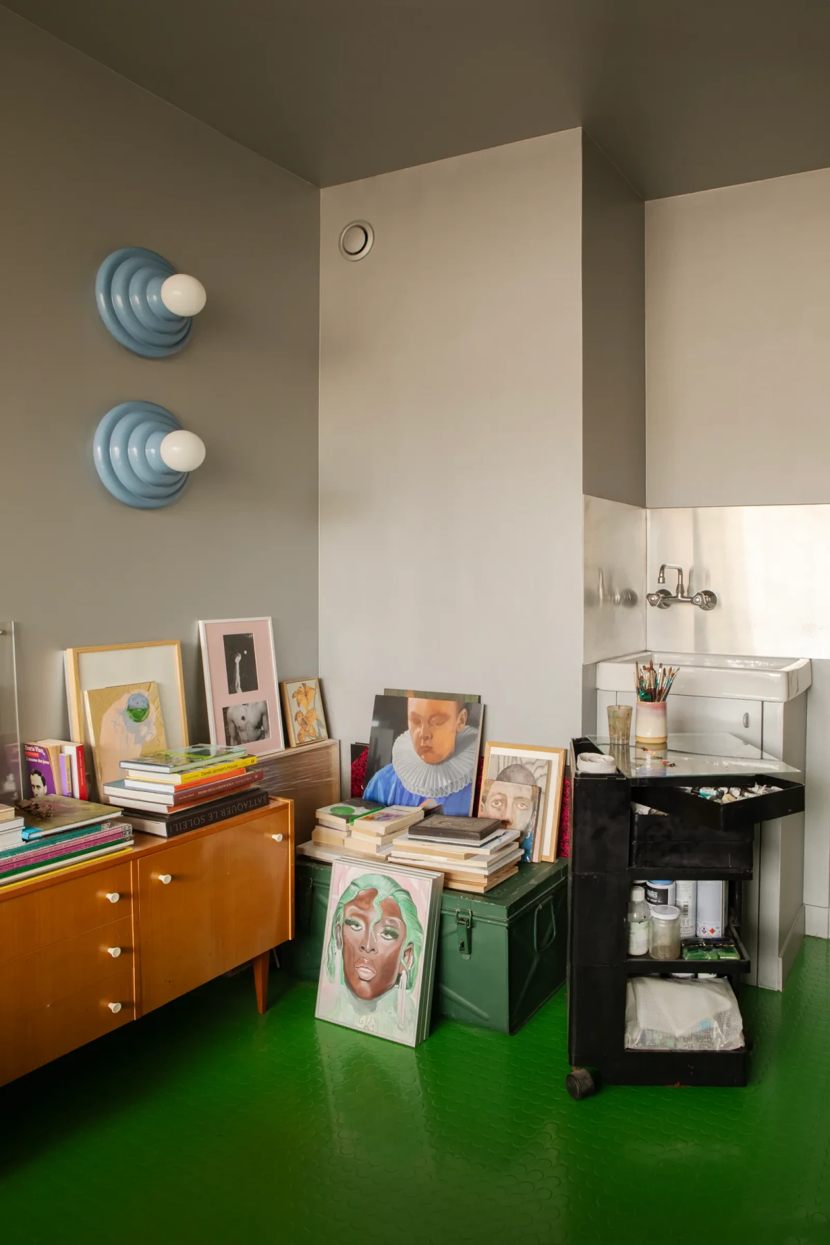 Brutalistyczne studio w Paryżu